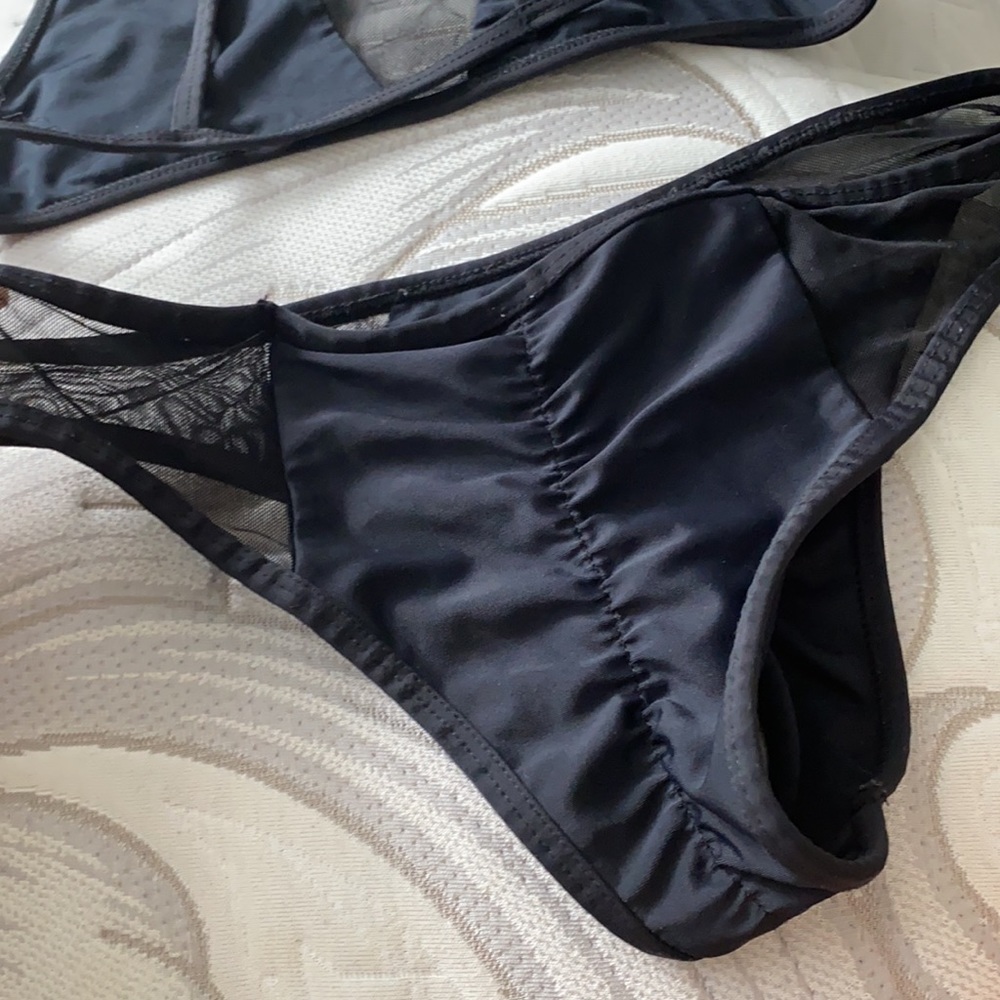 Sheer panel ruched bottom cross cross back bikini - Picture 5 of 5
